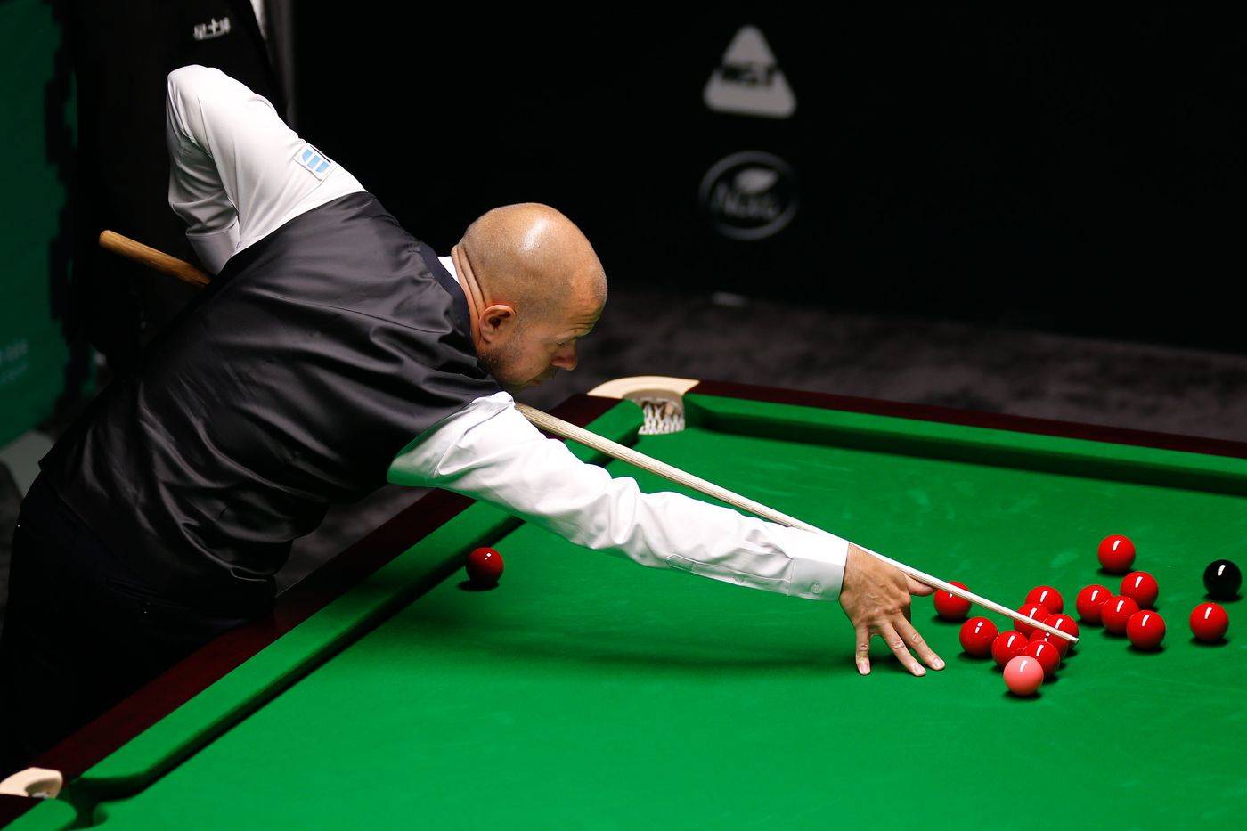 只见他面对 只见他面对